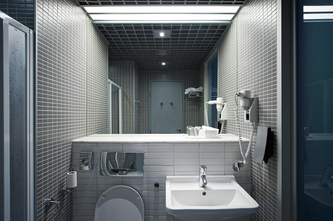 bathroom-interior-PTSQMC9